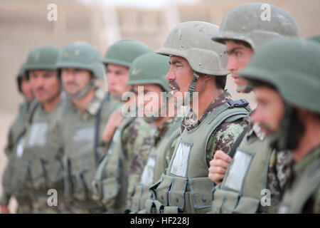 Soldaten mit 4. Tolay, 6. Kandak 4th Brigade, Afghan National Army werden instruiert, vor Durchführung einer abschließenden Übung für ein Sicherheits-Training-Programm mit Regionalschule Corps Schlacht an Bord Camp Bastion, Afghanistan, 1. April 2014. Das zwei-Wochen-Trainingsprogramm lehrt die Soldaten medizinischen Behandlung, Kommunikation, Techniken, vorwärts operative Basis Sicherheit und Fahrzeug Prüfpunkte zu führen und betreiben als eine schnelle Eingreiftruppe patrouillieren. Afghan National Army Soldaten setzen neue gelernt, dass Fähigkeiten auf die Probe beim letzten Training Übung 140331-M-PF875-001 Stockfoto