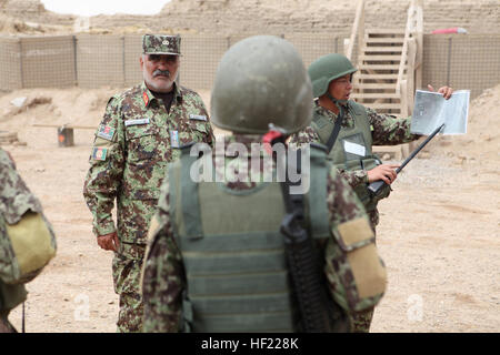 Afghanische Nationalarmee Ausbilder mit 4. Tolay, 6. Kandak, 4. Brigade, Afghan National Army, briefs seine Kameraden vor Durchführung einer abschließenden Übung für ein Sicherheits-Training-Programm mit Regionalschule Corps Schlacht an Bord Camp Bastion, Afghanistan, 1. April 2014. Afghanische Ausbilder führen Sie die gesamte Übung mit Koalitionstruppen im Hintergrund, die Rückmeldungen zu den Dozenten geben. Afghan National Army Soldaten setzen neue gelernt, dass Fähigkeiten auf die Probe beim letzten Training Übung 140331-M-PF875-004 Stockfoto