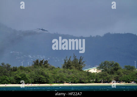 Ein strategischer Bomber b-52 Stratofortress führt eine niedrige Ansatz Trainingsflug über Hickam Air Force Base, Hawaii 2. April 2014.  Zwei b-52 Stratofortress strategische Bomber von Barksdale Air Force Base, Louisiana und zwei b-2 Spirit strategische Bomber von Whiteman Air Force Base, Mo., flog nonstop von ihren jeweiligen Wohnungsstationen nach Trainingsbereiche in der Nähe von Hawaii und Bereichsoperationen Ausbildung und niedrigen Ansatz Übungsflüge an Hickam AFB durchgeführt. (U.S. Marine Corps Fotografien von Staff Sgt Jason W. Fudge / / veröffentlicht) Bomber Trainingsflug 140402-M-SQ436-016 Stockfoto