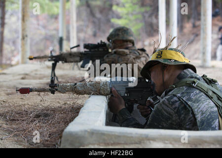 US-Marine mit Fox Company, Battalion Landing Team, 2. Marines, 3. Bataillon und Republik Korea Marine mit der 21. Airborne, 1. Marineabteilung, Schauspielerei Gegenkraft während des simulierten vertikalen Angriff Trainings für Ssang Yong 14, am alten Armee Tank Battalion, Pohang, Südkorea, 2. April 2014. Übung Ssang Yong wird jährlich in die Republik Korea, Interoperabilität zwischen USA und ROK Kräfte durch ein breites Spektrum an amphibische Operationen ausführen, während präsentiert seegestützte Machtprojektion im Pazifik durchgeführt. (US Marine Corps Foto von CPL. Sara A. Medina, III MEF Combat Kamera/Releas Stockfoto