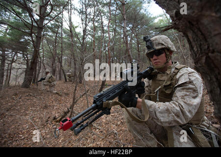 US-Marine mit Fox Company, Battalion Landing Team, 2. Marines, 3. Bataillon, bietet Sicherheit für seine Feuer-Team während eines simulierten vertikalen Angriff Trainings für Ssang Yong 14, am alten Armee Tank Battalion, Pohang, Südkorea, 2. April 2014. Übung Ssang Yong wird jährlich in die Republik Korea, Interoperabilität zwischen USA und ROK Kräfte durch ein breites Spektrum an amphibische Operationen ausführen, während präsentiert seegestützte Machtprojektion im Pazifik durchgeführt. (US Marine Corps Foto von CPL. Sara A. Medina, III MEF Kampf-Kamera/veröffentlicht) USA, Südkorea vertikalen Angriff Übung d Stockfoto