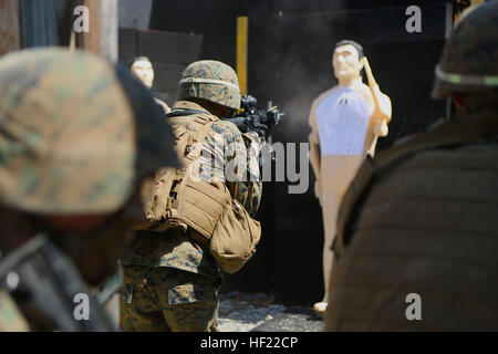 Lance Cpl. David Boren, eine Anti-Panzer-Missileman mit Anti-Tank Platoon, 2. Tank Battalion, 2. Marine-Division, von Franklin Lakes, NJ, feuert seine M4 Carbine in ein Dummy-Ziel während einer Urban Assault Course in ft. Pickett, VA., 2. April 2014. "Es ist gut zu wissen, das Ziel zu treffen und wenn es einen Feind, der versucht, Sie oder Ihre Brüder, mit denen Sie ihn zuerst zu töten", sagte CPL. Patrick W. Westcott, einem Tiverton, R.I native und Teamleiter mit Scout Platoon. Anti-Tank Zug Scout Züge zur Unterstützung der 2. Tank BN 140402-M-BW898-005 Stockfoto