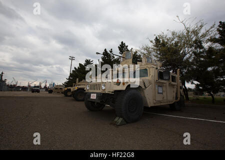 US-Marines mit Charlie Kompanie, 3D Law Enforcement Bataillon, bieten Gefahrenabwehr während Ssang Yong 14 High Mobility Multipurpose Wheeled Vehicles am Pier 9, Pohang, Südkorea, 4. April 2014. Übung Ssang Yong wird jährlich in der Republik Korea (ROK) zur Verbesserung der Interoperabilität zwischen den USA und ROK Kräfte durch ein breites Spektrum an amphibische Operationen ausführen, während präsentiert seegestützte Machtprojektion im Pazifik durchgeführt. (US Marine Corps Foto von CPL. Sara A. Medina, III MEF Kampf-Kamera/veröffentlicht) Pohang Hafensicherheit, Ssang Yong 14 140404-M-RN526-001 Stockfoto