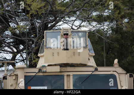 U.S. Marine Corps Lance Cpl. Thompson, Militärpolizist mit Charlie Kompanie, 3D Law Enforcement Bataillon, bietet Sicherheit in den Häfen während Ssang Yong 14 am Pier 9, Pohang, Südkorea, 4. April 2014. Übung Ssang Yong wird jährlich in der Republik Korea (ROK) zur Verbesserung der Interoperabilität zwischen den USA und ROK Kräfte durch ein breites Spektrum an amphibische Operationen ausführen, während präsentiert seegestützte Machtprojektion im Pazifik durchgeführt. (US Marine Corps Foto von CPL. Sara A. Medina, III MEF Kampf-Kamera/veröffentlicht) Pohang Hafensicherheit, Ssang Yong 14 140404-M-RN526-036 Stockfoto