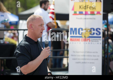 Oberst Peter D. Buck, Kommandierender Offizier der Marine Corps Air Station Beaufort, spricht über die Bedeutung der Kind Missbrauch Bewusstsein während Kid Fest 2014 in Beaufort County April 5, 2014. Kinder Fest soll Bewusstsein für Kindesmissbrauch und verwahrloste Kinder im Laufe des Monats April. (Foto: U.S. Marine Corps Lance Cpl. Patrick J. McMahon/freigegeben) Kid es Fest 2014 140405-M-VR358-116 Stockfoto