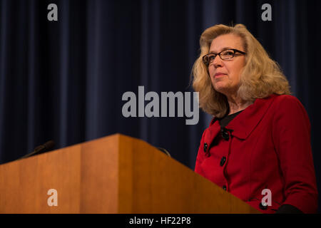 Schauspielerei Deputy Secretary Of Defense Christine Fox liefert Hinweise auf das Naval War College in Newport, Rhode Island 7. April 2014.  Offiziellen DoD-Foto von Sgt. Aaron Hostutler USMC (frei) 140407-M-EV637-219 (13699559614) Stockfoto