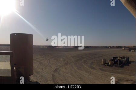 Der letzte der US-Armee medizinische Evakuierung Crews mit Sicherheit Kraft Hilfe Beraterteam zurück 4-215-Aufzüge aus Kopf in Camp Bastion von Forward Operating Base Delaram II, 8. April 2014. Die Marines und Matrosen der SFAAT 4-215 haben stetig beraten und unterstützt die ANA-Soldaten im Bereiche der Intelligenz, Überwachung und Aufklärung und Unfall-Evakuierung-Unterstützung, beobachtete sie in ihr Vertrauen und ihre Fähigkeit, für sich allein stehen auf zu wachsen. Während Berater auf der Ebene der Hauptsitz in der Provinz Helmand um zu beraten und zu unterstützen bleiben, je nach Bedarf, die Übertragung bedeutet, dass 4. Brigad Stockfoto