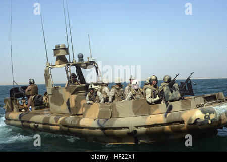 080704-M-1391M-006 HADITHA, Irak (4. Juli 2008) Segler zugewiesen, Riverine Squadron (RIVRON) 3 nehmen Marines der zivile Angelegenheiten-Gruppe des 2. Bataillons, 11. Marineregiment auf einer Tour von See Quadsiyah in der Nähe von Haditha, Irak zugewiesen. RIVRON-3 Patrouillen Bereich Wasserstraßen um Sicherheit in der Provinz Al-Anbar zu gewährleisten. US Marine Corps Foto von CPL. Seth Maggard (freigegeben) uns Marine 080704-M-1391M-006 Ailors zugewiesen, Riverine Squadron (RIVRON) 3 nehmen Marines der zivile Angelegenheiten-Gruppe des 2. Bataillons, 11. Marineregiment auf einer Tour Stockfoto