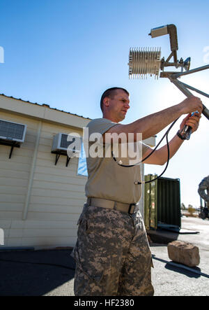 Sgt. Matthew Meyer, Informationsspezialist Technologie mit 3. Bataillon, 238. General Support Aviation Battalion, 42. Combat Aviation Brigade, arbeitet an eine Satellitenschüssel auseinander zu nehmen, nach Abschluss der Übung Freundschaft und Eisen Hawk 14 am 14. April 2014, in Tabuk, Saudi-Arabien.  Iron Hawk und Freundschaft 14 US Armee von der 42. CAB, New York Army National Guard, 2nd Brigade Combat Team, 4. US-Infanteriedivision und Saudi-arabischen Boden und Luftfahrt Kräfte beteiligt.  Über Wochen Praxis fokussiert die zwei Armeen auf die Verbesserung ihres gemeinsamen operativen Fähigkeiten, inte Stockfoto