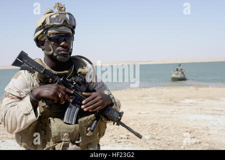 080711-M-1391M-035 HADITHA, Irak (11. Juli 2008) Maschinist Mate Feuerwehrmann Samuel Duodu, zugeordnet zu Riverine Squadron (RIVRON) 3, Bucht eine Sicherheit auf dem Prüfstand als er und seine Kollegen bereiten Riverines aus der Watah-Halbinsel, in der Nähe von Rawah, Irak auf einem Patrouillenboot Riverine extrahiert werden. Riverine Einheiten sind wasserbasierte Operationen in der Provinz Anbar aktualisieren aktiv Volkszählung Details verbessern Sicherheit und Aufständischen Aktivitäten zu verhindern. US Marine Corps Foto von CPL. Seth Maggard (freigegeben) uns Marine 080711-M-1391M-035 Maschinist Mate Feuerwehrmann Samuel Duodu, zugewiesen, Riverine Squadron (RIVRON) 3 Beiträge Stockfoto