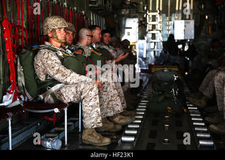 Marines aus mehreren Platoons führen statische Fallschirmsprünge von einem Lockheed C-130 Hercules im MCAS Miramar, Kalifornien, als Teil einer zweitägigen Trainingsübung im Camp Pendleton im April 2014 durch. Stockfoto