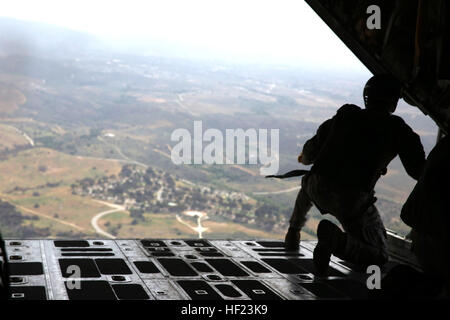 Marines vom 1. Radio Aufklärungszug und dem 1. Air Delivery Zug führen einen Static-Line Sprung von einem C-130 Hercules in Camp Pendleton, Kalifornien, durch, um Flugfähigkeiten, Training und Einsatzbereitschaft zu üben. Stockfoto