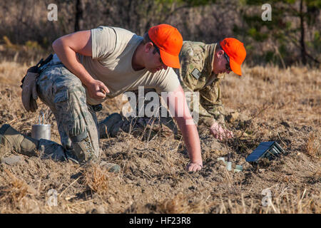 Flieger 1. Klasse Austin Biskey, links, und Colby Clemmons, beide mit explosiver Kampfmittel zur Verfügung (EOD), 87. Air Base Wing, hook up elektrische Strahlen Kappen als Flieger aus dem 177. EOD-Gerät eine Gelenkoperation mit Joint Base McGuire-Dix-Lakehurst EOD Flieger aus der 87. Air Base Wing und 514. Air Mobility Wing, bei Ablösung 1, Warren Grove Range, N.J statt. , 25. April 2014. Ab dem 22. April 2014, EOD-Flieger abgerufen alle Kampfmittel, die an der Strecke während des vergangenen Jahres und am 25. April 2014, gerendert sicher abgeworfen wurde - eine kontrollierte Sprengung Operation - 2.000 Pfund BDU-56 und t Stockfoto