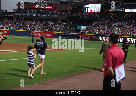 Staff Sgt Mark Wilkes von Kairo, Georgia, ist mit seiner Frau Mandy zusammen mit seinen Kindern bei den Atlanta Braves Spiel 26 April vereint. Wilkes kehrten früh aus Afghanistan, seine Familie bei den Atlanta Braves Military Appreciation Spiel zu überraschen. Er wurde als der Atlanta Braves Hometown Hero des Spiels erkannt. Wilkes, wer Mitglied der Georgia National Guard 116. CE Squadron ist, wurde von Warner Robins Air Force Base stationiert. (Foto mit freundlicher Genehmigung Desiree Bamba, Georgia National Guard) Flieger-Überraschungen-Familie in Atlanta Braves Military Appreciation Spiel 140426-Z-ZZ999-002 Stockfoto