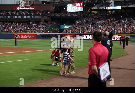 Staff Sgt Mark Wilkes von Kairo, Georgia, ist mit seiner Frau Mandy zusammen mit seinen Kindern bei den Atlanta Braves Spiel 26 April vereint. Wilkes kehrten früh aus Afghanistan, seine Familie bei den Atlanta Braves Military Appreciation Spiel zu überraschen. Er wurde als der Atlanta Braves Hometown Hero des Spiels erkannt. Wilkes, wer Mitglied der Georgia National Guard 116. CE Squadron ist, wurde von Warner Robins Air Force Base stationiert. (Foto mit freundlicher Genehmigung Desiree Bamba, Georgia National Guard) Flieger-Überraschungen-Familie in Atlanta Braves Military Appreciation Spiel 140426-Z-ZZ999-001 Stockfoto