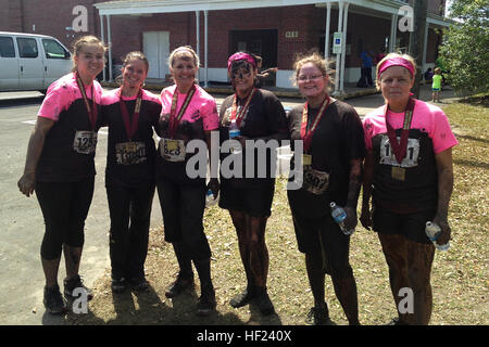 Laufbegeisterte trafen sich in Stone Bay für die MARSOC Schlamm, Schweiß & Tränen 5 Meilen Schlamm laufen in Camp Lejeune, North Carolina, 26. April 2014. Der Kurs bot einen Einblick in schwierigen Bedingungen, unter denen Marines und Matrosen an Bord der Basis training. Zusätzlich, ihren eigenen Mut auf die Probe auf den gleichen Strecken verwendet durch das Marine Corps, die Familien der Mitglieder-Service mit Bekämpfung der Logistik-Bataillon 22 bereitgestellt, zusammen 2. Marine Logistics Group mit anderen Läufern aus der 22. Marine Expeditionary Unit-Gemeinschaft, den Kurs zur Unterstützung ihrer Angehörigen im Ausland zu schlagen. Die Läuferinnen und Läufer Stockfoto