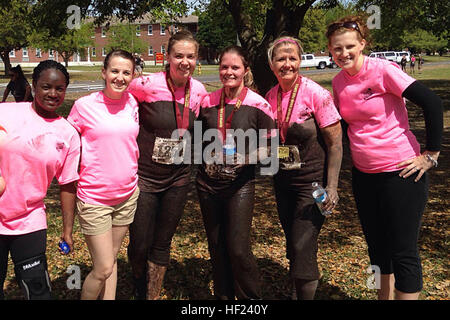 Laufbegeisterte trafen sich in Stone Bay für die MARSOC Schlamm, Schweiß & Tränen 5 Meilen Schlamm laufen in Camp Lejeune, North Carolina, 26. April 2014. Der Kurs bot einen Einblick in schwierigen Bedingungen, unter denen Marines und Matrosen an Bord der Basis training. Zusätzlich, ihren eigenen Mut auf die Probe auf den gleichen Strecken verwendet durch das Marine Corps, die Familien der Mitglieder-Service mit Bekämpfung der Logistik-Bataillon 22 bereitgestellt, zusammen 2. Marine Logistics Group mit anderen Läufern aus der 22. Marine Expeditionary Unit-Gemeinschaft, den Kurs zur Unterstützung ihrer Angehörigen im Ausland zu schlagen. Die Läuferinnen und Läufer Stockfoto