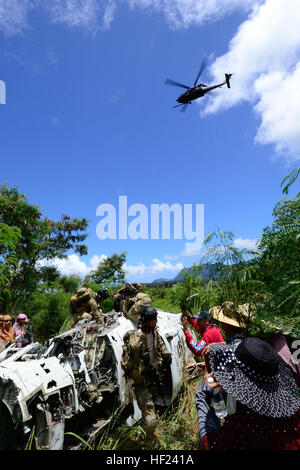 California Air National Guard Pararescuemen zur 131. Rescue Squadron versetzt beginnen Extraktion, eine schwebende HH60-G Pave Hawk-Rettungshubschrauber, Marine Corps Training Bereich Balg, Waimanalo, Hawaii, 28. April 2014. Das Ziel für die Schutzengel-Teams in der 129. Rescue Wing, Moffett Federal Airfield, Calif., war die Gewinnung von Zivilpersonal aus ein abgestürztes Flugzeug. (Foto: U.S. Air National Guard Staff Sgt Kim E. Ramirez) Erholung in den Dschungel 140428-Z-IG805-063 Stockfoto