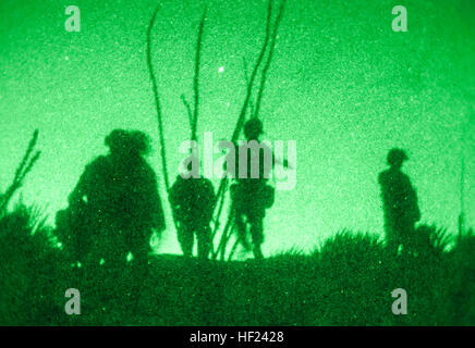 Marines mit Fox Company, 2. Bataillon, 8. Marine Regiment 2. Marine-Division, bewegen sich unter dem Deckmantel der Dunkelheit während einer Übung Angriff auf ein Dorf in Fort Bliss, Texas, 28. April 2014. Marines bezog Stellung unter dem Deckmantel der Nacht in schwierigem Gelände, einen Angriff auf das Dorf durchzuführen, um die feindlichen Besatzer zu beseitigen. Das Dorf war der Schlüssel zum künftigen Betrieb im Bereich und Kontrolle der Route grau, eine Hauptroute für Operationen im Bereich erlaubt. (USA-Foto von CPL. Austin Long) AmericaE28099s Bataillon nimmt Texas, Fuchs in den Hühnerstall Stockfoto