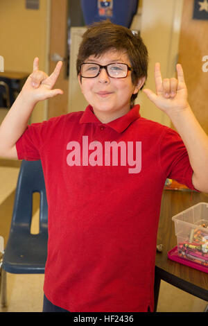 Skyler K. Becker, Viertklässler der Harbordale Elementary School in Fort Lauderdale, Florida, posiert für ein Foto als Marines und Segler Harbordale Elementary School in Fort Lauderdale, Florida, als Teil einer Gemeinschaft-Relations-Veranstaltung der Fleet Week Port Everglades 2014 30 April besuchte. Drei Marines aus 2. AAV Mrd. und 2. Bataillon, 6. Marine Regiment, 2. Marine-Division sowie Segler aus der USS New York (LPD-21) und Carrier Strike Group 12 sprach mit mehr als 450 Harbordale Grundschüler über ihre Erfahrungen beim Militär und auf Schiff. (U.S. Marine Corps Foto von Sgt. Alicia R Stockfoto