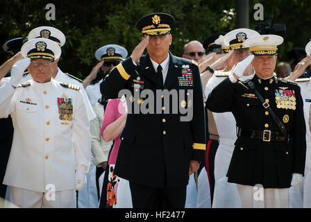 Captain William Noel, Marine Schule EOD-Kommandant, Armee-Stabschef General Ray Odierno und Marine Corps Kommandant General Jim Amos Gruß während der Darstellung der Farben auf der 45. jährliche Explosive Ordnance Entsorgung Gedenkfeier 3.Mai an Eglin Air Force Base, Florida Odierno, Gastredner Veranstaltung sprach zu jede Armee Familien, wie gefaltete Fahnen darauf präsentiert wurden.  Amos präsentiert eine Flagge, um jede der Familien der gefallenen Marines.  Acht neue Namen von Armee und Marine EOD-Technikern, die ums Leben kamen, wurden in diesem Jahr die Memorial Wall hinzugefügt.  Der All-Service total jetzt st Stockfoto