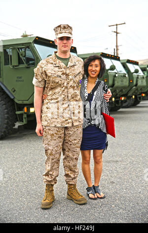 Lance Cpl. Gabriel R. Gehr, Elektrogeräte-Systemtechniker mit Zug, Ingenieur Wartung Versorgungsunternehmen, 1. Wartung Bataillon, 1. Marine Logistics Group, stellt mit seiner Frau, Kaitlyn, nach Erhalt das Purple Heart an Bord Camp Pendleton, Kalifornien, 5. Mai 2014. Mehr als ein Jahr früher auf 20. November 2013, Gehr Schrapnell Verletzungen erlitten aus einer Anti-Tank-Rakete während der Operation Enduring Freedom zu unterstützen.   Gehr, 21, ist von Delphos, Ohio. (Foto: U.S. Marine Corps CPL. Timothy Childers) Ohio Marine erhält Purple Heart 140505-M-VZ265-344 Stockfoto