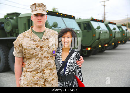 Lance Cpl. Gabriel R. Gehr, Elektrogeräte-Systemtechniker mit Zug, Ingenieur Wartung Versorgungsunternehmen, 1. Wartung Bataillon, 1. Marine Logistics Group, stellt mit seiner Frau, Kaitlyn, nach Erhalt das Purple Heart an Bord Camp Pendleton, Kalifornien, 5. Mai 2014. Mehr als ein Jahr früher auf 20. November 2013, Gehr Schrapnell Verletzungen erlitten aus einer Anti-Tank-Rakete während der Operation Enduring Freedom zu unterstützen.   Gehr, 21, ist von Delphos, Ohio. (Foto: U.S. Marine Corps CPL. Timothy Childers) Ohio Marine erhält Purple Heart 140505-M-VZ265-669 Stockfoto