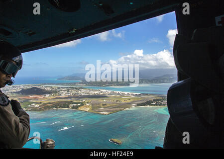 Sgt. Wilton Garcia, ein Luft-Crewchief mit Marine Light Attack Helicopter Squadron 367, spricht den Piloten, wie sie während einer max starten, 6. Mai 2014 Marine Corps Base Hawaii umkreisen. Marine Aircraft Group 24 führte max Start 11 total UH-1Y Huey und AH-1W Pkw Hubschrauber zugewiesen HMLA-367 und CH-53E Super Stallion-Hubschrauber Marine schwere Hubschrauber-Geschwader-463 zugewiesen, in dem Bemühen um Einheit Zusammenhalt und die Kameradschaft innerhalb der MAG zu erhöhen. Während HMLA-367 und HMH-463 führte Operationen in der Luft, Marine Wing Support Abteilung 24 und Marine Aviation Logistics Squ Stockfoto