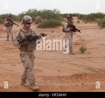 2. Zug, Golf-Kompanie, 2. Bataillon, 8. Marine-Regiment, 2. Marine-Division, führt Sicherheitspatrouillen in Fort Bliss, Texas, durch, um Juniormarines auszubilden und Bataillonoperationen zu unterstützen. Stockfoto