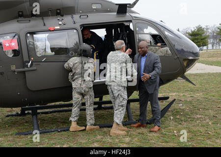 Generalmajor Gregory Vadnais, Generaladjutant der Michigan National Guard, grüßt liberianischen Minister für Verteidigung Brownie Samukai Jr., im Camp Äsche gemeinsame Manöver Training Center, 8. Mai 2014. Vadnais veranstaltete einen kurzen Rundgang durch CGJMTCs Simulationen Fähigkeiten, einschließlich Engagement Skills Trainer 2000 sowie die virtuelle Schlacht Space Trainer 2 und ein Rundflug für Samukai Jr. Die Michigan National Guard und Liberia haben seit vier Jahren durch die National Guard Bureau State Partnership Program zusammen gearbeitet. (Michigan National Guard Foto von Staff Sgt. Kimberly Bratic/freigegeben) Li Stockfoto