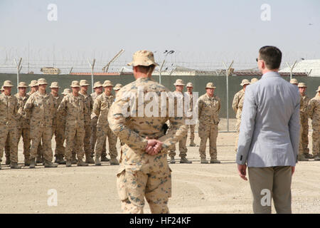 Soldaten mit dem estnischen Kontingent stehen in Bildung als Verteidigungsminister Estlands, Sven Mikser befasst sich mit ihnen während ihrer Abschlussfeier an Bord Camp Bastion, Provinz Helmand, Afghanistan, 9. Mai 2014. Dies war das 17. und letzten estnischen Kontingent in Afghanistan bereitstellen. Estnische Soldaten Abschied von Koalition Gegenstücke in der Provinz Helmand 140509-M-KC435-002 Stockfoto