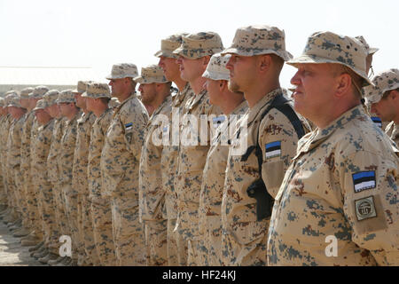 Soldaten mit dem estnischen Kontingent Stand in Formation während der Abschiedszeremonie statt an Bord Camp Bastion, Provinz Helmand, Afghanistan, 9. Mai 2014. Dies war das 17. und letzten estnischen Kontingent in Afghanistan bereitstellen. Estnische Soldaten Abschied von Koalition Gegenstücke in der Provinz Helmand 140509-M-KC435-003 Stockfoto