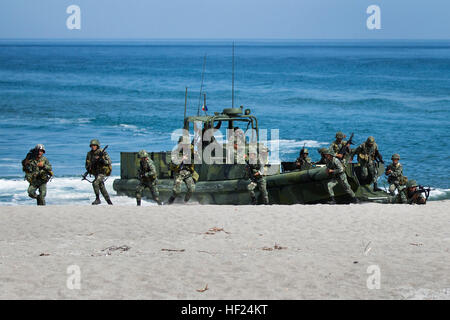 SAN ANTONIO, Philippinen - Philippine Marines mit Marine Special Operation Zug 2, Marine Battalion Landing Team 2, Sturm am Strand während einer amphibischen Bootsanlegers Übung mit US Marine Corps im Naval Education Training Center hier 9 Mai. Die Ausbildung Entwicklung abzielen, im Rahmen der Balikatan 2014, Verbesserung der Interoperabilität und Stärkung der Beziehungen zwischen der philippinischen USA. PH, US-Marines üben Ship to Shore Landungen 140509-M-UV915-099 Stockfoto