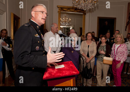 Der kommandierende Offizier der Marine Barracks Washington (MBW), Oberst Christian G. Cabaniss, gibt eine Adresse bei einem Abend Parade-Empfang in der Wohnung des Kommandanten in Washington, D.C., 9. Mai 2014. Die Abend-Paraden sind jeden Freitag Abend in den Sommermonaten statt. (U.S. Marine Corps Foto von Lance CPL Samantha Draughon/freigegeben) Abend-Parade 140509-M-EL431-146 Stockfoto