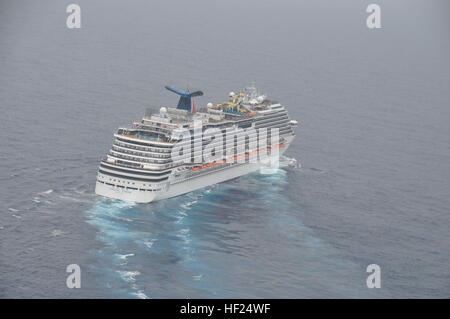 Hier abgebildet ist eine Luftaufnahme der Carnival Dream 173 Meilen südlich von Main Pass, Louisiana, 10. Mai 2014. Eine Küstenwache Hubschrauberbesatzung Coast Guard Air Station New Orleans durchgeführt einen Medevac für ein 36 Jahre alte Mann angeblich leidet akute Appendizitis. (Foto mit freundlicher Genehmigung von der Coast Guard Air Station New Orleans der U.S. Coast Guard) 1330540 Carnival Dream liegt 173 Meilen südlich von Main Pass, Louisiana 2014 Stockfoto