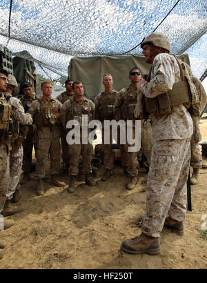 Brigadier General James Lukeman, Kommandierender general der 2. Marine-Division, im Gespräch mit Marines mit Fox Batterie, 10. Marine Regiment, 2. Bataillon, 2. Marine-Division, über die Bedeutung der Erhaltung Ausbildung während eines Befehls zu besuchen, für den Feldbetrieb Rolling Thunder an Bord der Army Base Fort Bragg, N.C., 12. Mai 2014. Während des Besuchs Lukeman und Sgt. Major Bryan Zickefoose, lobte Sergeant-Major der 2. Marine-Division Marines in das Regiment auf ihren anhaltenden Erfolg und Leistung. CG beobachtet Training bei Rolling Thunder 140512-M-PY808-023 Stockfoto