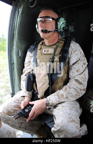 Brigadier General James Lukeman, Kommandierender general der 2. Marine-Division, fährt in einem UH-60 Black Hawk-Hubschrauber für einen Befehl Besuch während der Beobachtung runden Auswirkungen während Feuer Missionen im Rahmen der Feld-Operation Rolling Thunder, 12. Mai 2014. Während des Besuchs beobachtet Lukeman und Sgt. Major Bryan Zickefoose, Sergeant-Major der 2. Marine-Division, alle Aspekte des 10. Marine Regiment aus den Ladezustand bis hin zu den Regiments Ebene. CG beobachtet Training bei Rolling Thunder 140512-M-PY808-038 Stockfoto