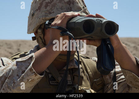 US Marine Corps Sgt. Rafael Sandaval, Funker mit Bravo Company, 1. Bataillon, 1. Marineregiment (1/1), 1st Marine Division (MARDIV), beobachtet die Gegend während einer taktischen Recovery von Flugzeugen und Personal (TRAP) Mission, während der Teilnahme an der Übung Wüste Krummsäbel 2014 (DS-14) bei Marine Corps Air Ground Combat Center Twentynine Palms, Kalifornien, 12. Mai 2014. DS-14 ist eine groß angelegte kombiniert Arme, live-Feuer-Übung, die Integration von Bodentruppen aus dem 1. MarDiv, Luft- und logistischen Unterstützung der 3. Marine Aircraft Wing (MAW) und 1. Marine Logistics Group, um sicherzustellen, dass unsere natio Stockfoto