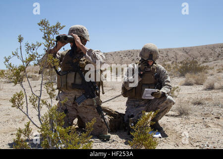 US Marine Corps Capt Jim Braudt, Recht, Luft-Offizier und Sgt. Rafael Sandaval, Funker mit Bravo Company, 1. Bataillon, 1. Marineregiment (1/1), 1st Marine Division (MARDIV), beobachtet den Bereich und die Anfrage während einer taktischen Recovery von Flugzeugen und Personal (TRAP) Mission, während der Teilnahme an der Übung Wüste Krummsäbel 2014 (DS-14) bei Marine Corps Air Ground Combat Center Twentynine Palms unterstützen , Calif., 12. Mai 2014. DS-14 ist eine groß angelegte kombiniert Arme, Integration von Bodentruppen aus dem 1. MarDiv, Luft- und logistische Unterstützung von 3rd Marine Aircraft Wing (live-Feuer-Übung Stockfoto