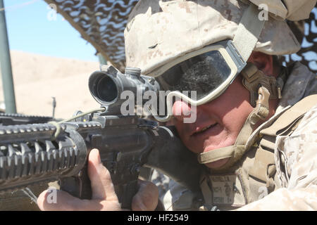 U.S. Marine Corps Lance Cpl. Christopher M. Treadwell, grundlegende Kälte-Techniker Mechaniker für Headquarters Company, 7. Marineregiment, bietet Sicherheit für eine vorgeschobene operative Basis während Wüste Krummsäbel an Bord Marine Air Ground Combat Center Twentynine Palms, Kalifornien, 13. Mai 2014. Die ausgeprägte Fähigkeit des Marine Corps, Zugriff auf kritische Bereiche überall auf der Welt durch Luft-, Boden- und maritimen Fähigkeiten ermöglicht es uns, unserer Nation in Bemühungen, den Konflikt lösen, humanitären Hilfe zu führen oder Feinde unseres Landes zu engagieren, in abgelegenen, streng Umgebungen zu unterstützen. (US-Mar Stockfoto