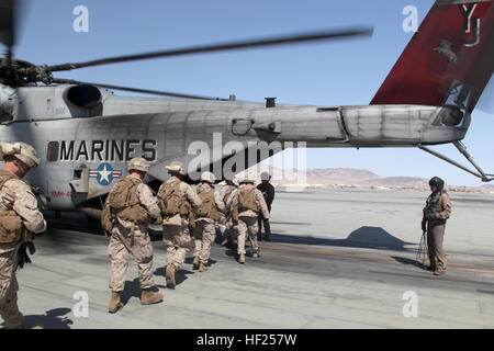 US-Marines mit Bravo Company, 1. BN, 1st Marines Board eine CH-53E Super Stallion auf der strategischen expeditionary Landeplatz nach Durchführung einer taktischen Erholung der Flugzeuge und Personal (TRAP) mission während der Übung Wüste Krummsäbel (DS-14) auf Marine Corps Air Ground Combat Center, Twentynine Palms, Kalifornien, 12. Mai 2014 statt. DS-14 ist eine groß angelegte kombinierte Waffen, live-Feuer-Übung, die Integration von Boden-Truppen aus 1. MARDIV, Luftfahrt und logistische Unterstützung von 3. MAW und 1st Marine Logistics Group, um sicherzustellen, dass unsere Nation vollständig für die Beschäftigung als ein Manöver vorbereitet ist Kraft über die Stockfoto