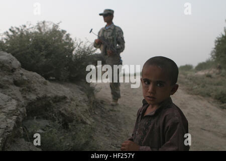 Marines von Alpha Company, Battalion Landing Team, 1. Bataillon, 6. Marine Regiment, 24. Marine Expeditionary Unit, NATO International Security Assistance Force, patrouillieren mit Afghanistan National Border Patrol (ANBP) durch die Provinz Helmand im Süden Afghanistans am 6. August 2008. (Offizielle Marinekorps Foto von Cpl Alex C. Guerra) Flickr - DVIDSHUB - Patrouille durch Helmand Provinz Stockfoto