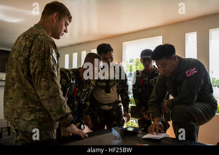 Marine Missionsplaner mit Marine Aerial Refueler Transport Squadron 152, Marine Aircraft Group 36, 1st Marine Aircraft Wing, stationiert auf der Marine Corps Air Station Futenma, Okinawa, informierten die philippinischen Streitkräfte über die militärischen Freifallsprünge der High Altitude Low Opening (HALO) während des Balikatan 2014 in Fort Magsaysay, Philippinen. Die bilaterale militärische Zusammenarbeit zwischen den USA und den Philippinen wurde gestärkt. Stockfoto