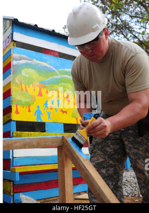 Ein Soldat aus der 1437th Multi-Role Bridge Company verleiht Farbe ein Fußballtor gebaut wie eine Überraschung Spielbereich für die Schulkinder von El Roble 15. Mai 2014 bei Beyond the Horizon 2014 - Guatemala. "Es ist ein Teil ihrer Liebe für die Kinder," reflektiert Generalmajor Keir Scoubes, Linguist mit der 300. MI Brigade aus Utah. "Diese Soldaten sind Väter und Großväter und sie wollte etwas großes, wie dieser Spielplatz für die Kinder zu genießen. Sie sind ein Stück ihrer Liebe hinter verlassen. " (US Army National Guard Foto von Pfc. Haley E. Haile/freigegeben) Keine Blaupausen 140515-Z-BT Stockfoto