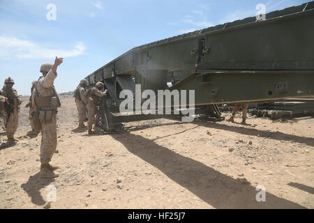 US-Marines mit Bridge Company, 7th Engineer Support Battalion, 1st Marine Logistics Group, montieren Sie ein Medium Girder Bridge Marines des 2. Bataillons, 7. Marineregiment, ihre Ziel zu erreichen, während Wüste Krummsäbel an Bord Marine Air Ground Combat Center Twentynine Palms, Kalifornien, 16. Mai 2014 zu ermöglichen. Die ausgeprägte Fähigkeit des Marine Corps, Zugriff auf kritische Bereiche überall auf der Welt durch Luft-, Boden- und maritimen Fähigkeiten ermöglicht es uns, unterstützen unsere Nation in Bemühungen, den Konflikt lösen, Durchführung humanitären Hilfe oder unsere Nation Feinde in abgelegenen, streng Enviro engagieren Stockfoto