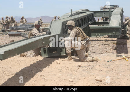 US-Marines mit Bridge Company, 7th Engineer Support Battalion, 1st Marine Logistics Group, montieren Sie ein Medium Girder Bridge Marines des 2. Bataillons, 7. Marineregiment, ihre Ziel zu erreichen, während Wüste Krummsäbel an Bord Marine Air Ground Combat Center Twentynine Palms, Kalifornien, 16. Mai 2014 zu ermöglichen. Die ausgeprägte Fähigkeit des Marine Corps, Zugriff auf kritische Bereiche überall auf der Welt durch Luft-, Boden- und maritimen Fähigkeiten ermöglicht es uns, unterstützen unsere Nation in Bemühungen, den Konflikt lösen, Durchführung humanitären Hilfe oder unsere Nation Feinde in abgelegenen, streng Enviro engagieren Stockfoto