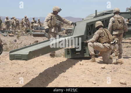 US-Marines mit Bridge Company, 7th Engineer Support Battalion, 1st Marine Logistics Group, montieren Sie ein Medium Girder Bridge Marines des 2. Bataillons, 7. Marineregiment, ihre Ziel zu erreichen, während Wüste Krummsäbel an Bord Marine Air Ground Combat Center Twentynine Palms, Kalifornien, 16. Mai 2014 zu ermöglichen. Die ausgeprägte Fähigkeit des Marine Corps, Zugriff auf kritische Bereiche überall auf der Welt durch Luft-, Boden- und maritimen Fähigkeiten ermöglicht es uns, unterstützen unsere Nation in Bemühungen, den Konflikt lösen, Durchführung humanitären Hilfe oder unsere Nation Feinde in abgelegenen, streng Enviro engagieren Stockfoto