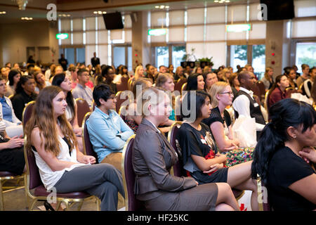 Publikum Mitglieder hören eine Führung-Panel 15 Mai im The Palms auf Lager Hansen. Das Publikum beteiligte sich an der 2014 militärischen Frauen Leadership Symposium, wo Frauen aufgefordert wurden, ihre Meinung frei zu Fragen zu äußern, die sie als Frauen im Militär betreffen. (US-Marine Foto von CPL. Natalie M. Rostran/freigegeben) Das weniger, der stolz, III MEF veranstaltet womenE28099s Leadership Symposium 140515-M-ZH183-962 Stockfoto