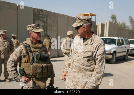 Der Kommandant des Marinekorps besucht Camp Falludscha Aug. 16, um Fortschritte im Irak zu diskutieren. Während seines Besuchs General James T. Conway mit Oberst Lewis A. Craparotta, befehlshabender Offizier, Regimental Combat Team 1, sprach über Sicherheit in der Region und reiste nach Ramadi Treffen mit Mitgliedern der irakischen Armee und der Polizei. USMC-080816-M-4023M-002 Stockfoto