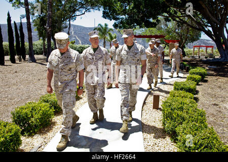 Der 35. Kommandant des Marinekorps, General James F. Amos, besucht das 1. Bataillon, 5. Marine Regiment Memorial während einer Tour der Marine Corps Air Station Camp Pendleton, Kalifornien, am 19. Mai 2014. (Foto: U.S. Marine Corps Sgt. Mallory S. VanderSchans) (FREIGEGEBEN) Kommandant und Sgt Major des Marine Corps zu besuchen, 5. Marines Irak und Afghanistan Gedenkstätten Stockfoto